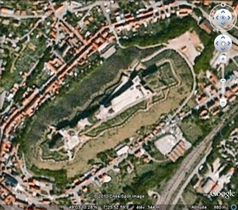 Vue aérienne de la citadelle de Bitche, GoogleEarth, 15/07/2010.
