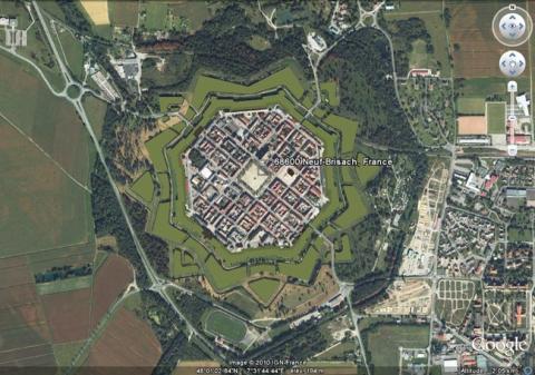 Vue aérienne de Neuf-Brisach, GoogleEarth, 20/08/2010.