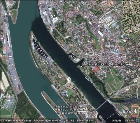 Vue aérienne de Breisach-am-Rhein et du cours actuel du Rhin canalisé, site de la ville disparue de Saint-Louis-de-Brisach, GoogleEarth, 09/07/2011.
