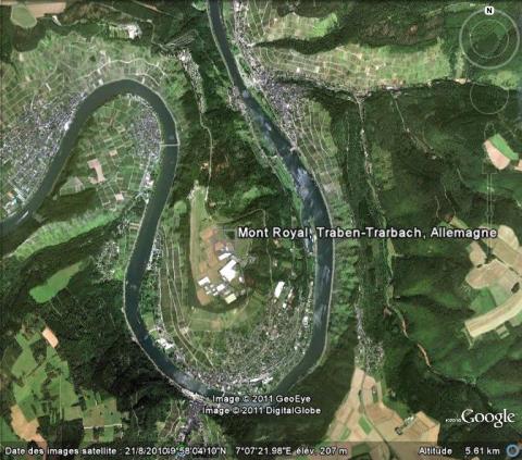 Vue aérienne du village de Traben-Trarbach et de la colline de l’ancien site de Mont-Royal, GoogleEarth, 04/07/2011.