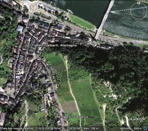 Vue aérienne du village de Trarbach et de la colline du château de Gravenburg, GoogleEarth, 04/07/2011.