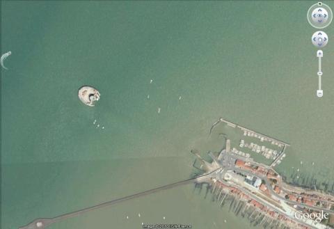 Vue aérienne du fort Chapus à marée haute, GoogleEarth, 29/07/2010.