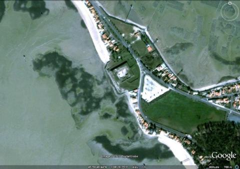 Vue aérienne de la redoute de l’Eguille, GoogleEarth, 24/07/2010.