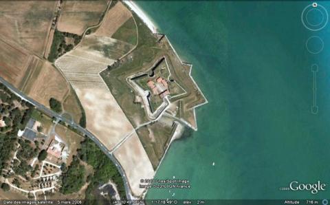 Vue aérienne du fort de la Prée sur l’Île de Ré, GoogleEarth, 08/08/2010.