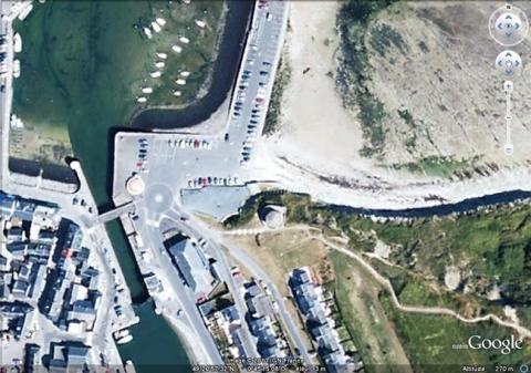 Vue aérienne de la tour de Port-en-Bessin entourée du port et du village, GoogleEarth, 25/08/2010.