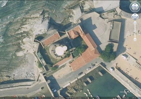 Vue aérienne de la tour de Socoa et du fort qui l’entoure, GoogleEarth, 15/09/2010.