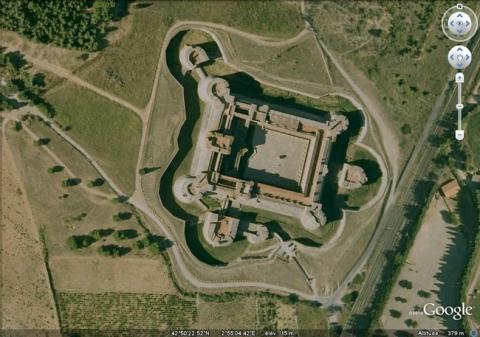 Vue aérienne du château de Salses, GoogleEarth, 01/09/2010.