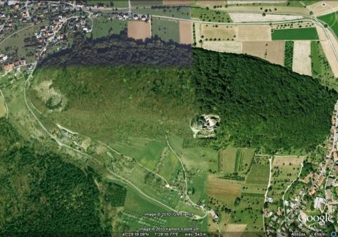 Vue aérienne de la colline et du château de Landskron, GoogleEarth, 10/08/2010.