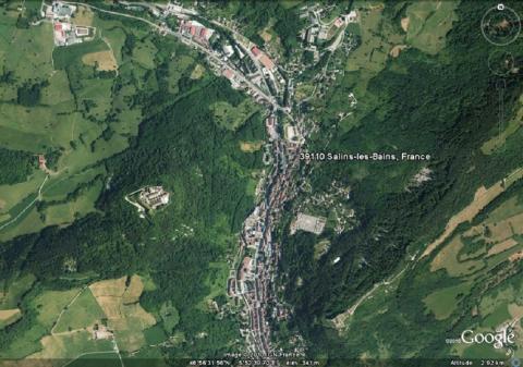 Vue aérienne de Salins-les-Bains, GoogleEarth, 01/09/2010.