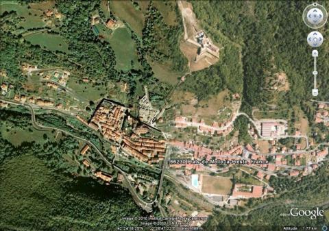 Vue aérienne de Prats-de-Mollo, GoogleEarth, 27/08/2010.