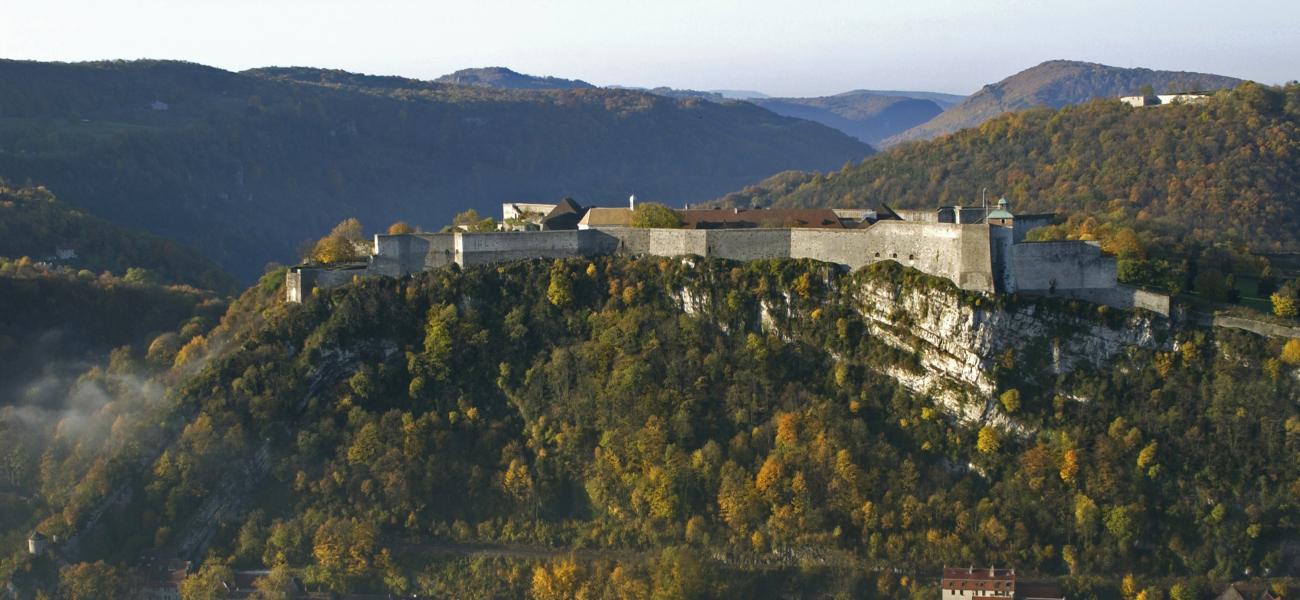 Vue lointaine de la citadelle de Besançon sur son éperon rocheux