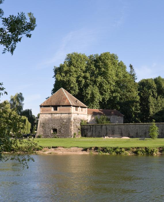 La tour bastionnée de Chamars, au bord du Doubs