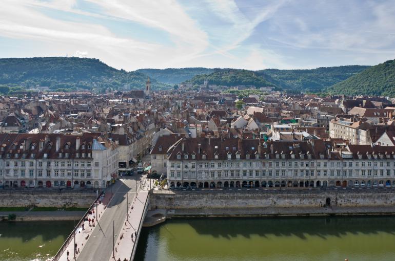 Vue du Quai Vauban et de la ville de Besançon