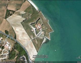 Vue aérienne du fort de la Prée sur l’Île de Ré, GoogleEarth, 08/08/2010.